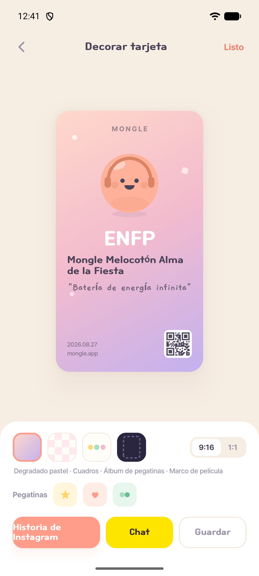 Pantalla de la app Mongle para decorar y compartir una tarjeta de resultados ENFP con fondos y pegatinas