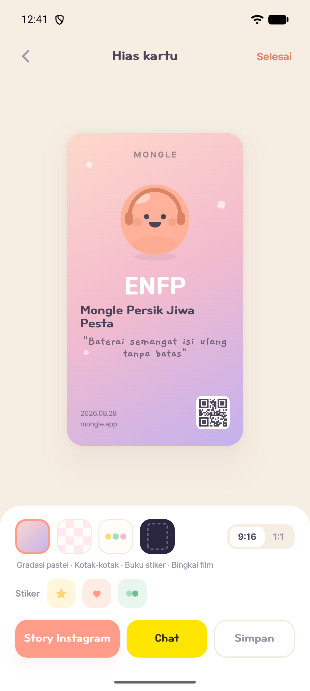Tampilan aplikasi Mongle untuk menghias dan membagikan kartu hasil ENFP dengan latar dan stiker