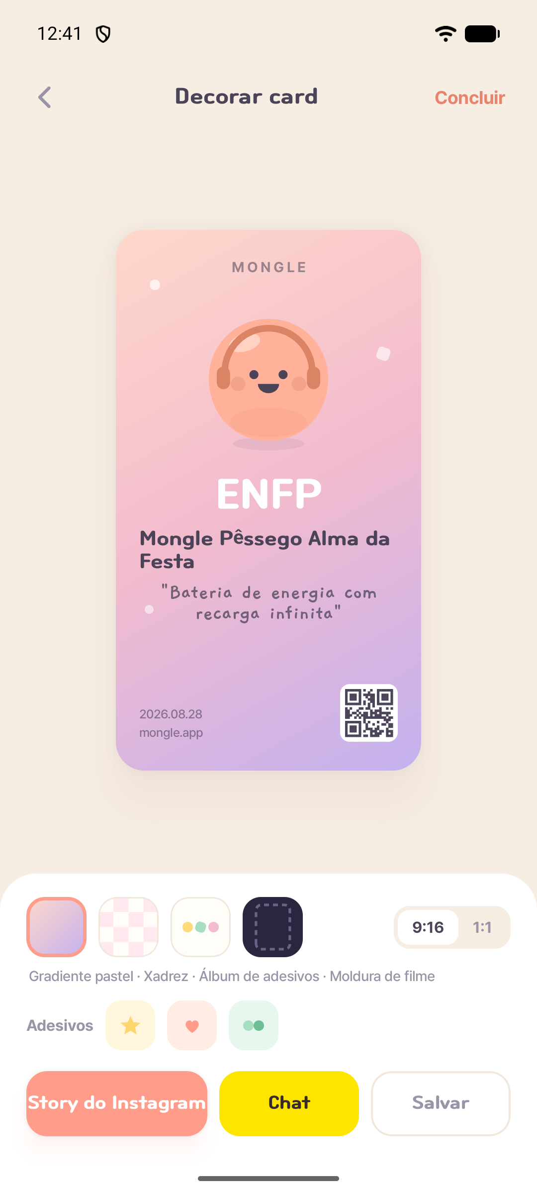 Tela do app Mongle para decorar e compartilhar um cartão de resultado ENFP com fundos e adesivos