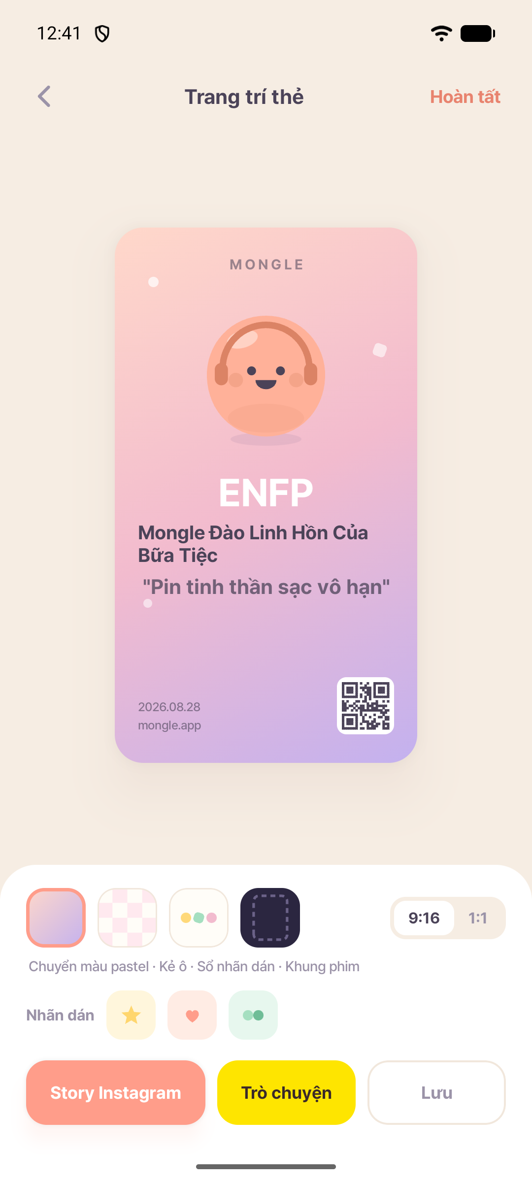 Màn hình ứng dụng Mongle để chọn hình nền và nhãn dán, trang trí và chia sẻ thẻ kết quả ENFP